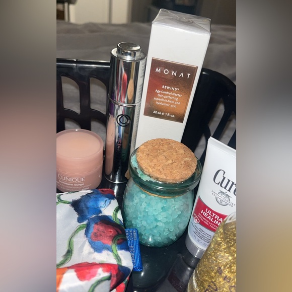 Clinique, Monat & beauty product bundle - Picture 4 of 15